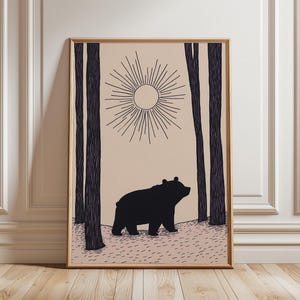 Björnskogsaffisch | Minimalistisk djursilhuettkonst | Illustration av skogssol
