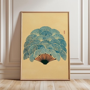 Op de afbeelding: Ingelijste kunstdruk met een gestileerd waaierontwerp. De waaier bestaat uit gelaagde teal- en blauwe vormen op een gele achtergrond. De basis van de waaier is donkerbruin. De print zit in een houten lijst.