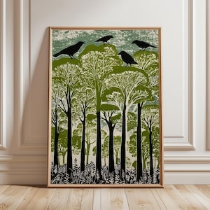 Pode incluir: Uma impressão de arte emoldurada com uma cena de floresta com corvos pretos empoleirados em árvores verdes. A obra de arte tem uma estética vintage, com uma paleta de cores verde, preto e branco sujo. A impressão está em uma moldura de madeira.