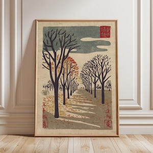 Könnte beinhalten: Ein gerahmter Kunstdruck mit einer stilisierten Landschaft, in der dunkle, blattlose Bäume einen Weg säumen. Die Szene zeigt gedämpfte Töne in Beige, Grau und Orange, wobei lange Schatten auf den Boden fallen. Rote rechteckige Stempel mit japanischen Schriftzeichen sind in den Ecken zu sehen.