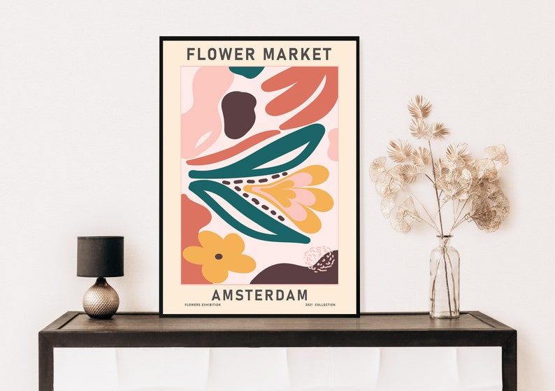 K&ouml;nnte beinhalten: Ein Poster mit dem Text "FLOWER MARKET AMSTERDAM" in schwarzen Buchstaben auf wei&szlig;em Hintergrund. Das Poster zeigt abstrakte Blumenformen in Rosa, Orange, Gelb, Gr&uuml;n und Braun.