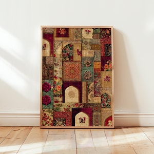 Op de afbeelding: Een ingelijste kunstdruk met een patchworkontwerp van bloemen- en geometrische patronen in tinten rood, groen en beige. Het kunstwerk bevat boogmotieven en een verscheidenheid aan bloemstukken, waardoor een vintage esthetiek ontstaat. Het frame is gemaakt van lichtgekleurd hout.