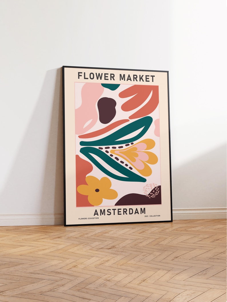 K&ouml;nnte beinhalten: Ein Poster mit einem farbenfrohen abstrakten Blumenmuster in den Farben Rosa, Orange, Gelb, Gr&uuml;n und Braun. Das Poster tr&auml;gt den Text "FLOWER MARKET AMSTERDAM 2021 COLLECTION FLOWERS EXHIBITION" am unteren Rand.