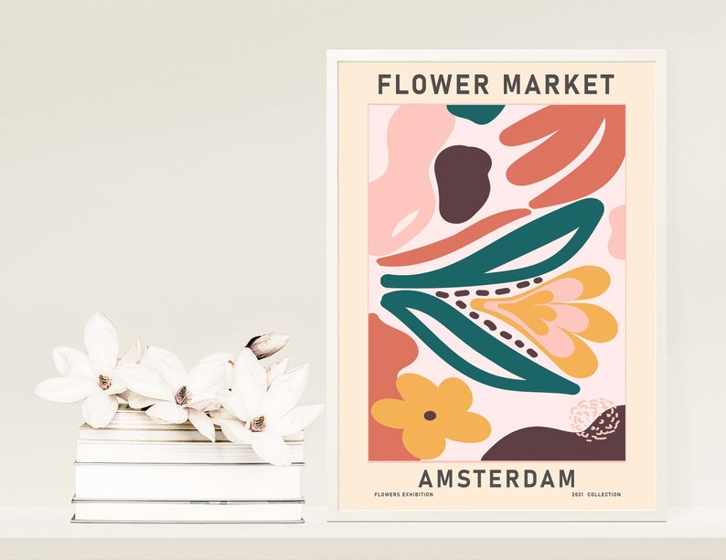 K&ouml;nnte beinhalten: Ein gerahmtes Poster mit einem abstrakten Blumenmuster in Rosa, Orange, Gelb, Gr&uuml;n und Braun. Das Poster zeigt den Text "FLOWER MARKET AMSTERDAM" und am unteren Rand den Text "FLOWERS EXHIBITION 2021 COLLECTION".