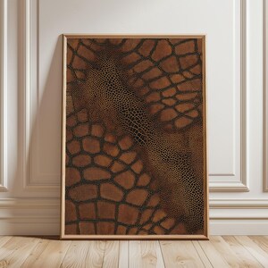 Tryck med brunt reptilhud | Väggkonst med lädertextur | Poster med mönster av exotiskt djur | Stämningsfull dekoration med naturligt skinn
