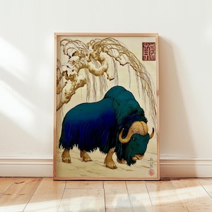 Può includere: Una stampa artistica incorniciata raffigurante un bue muschiato blu scuro sotto un grande salice piangente. Lo sfondo è color crema chiaro e l'opera include un sigillo quadrato rosso nell'angolo in alto a destra e un piccolo testo rosso in basso.