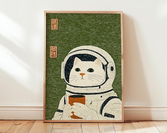 Può includere: Stampa incorniciata raffigurante un gatto bianco con casco e tuta da astronauta, che tiene in mano una tazza marrone. Lo sfondo è verde strutturato, con caratteri giapponesi. L'opera d'arte ha uno stile vintage illustrato.