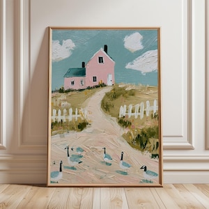 Op de afbeelding: Een olieverfschilderij in een houten lijst met een roze huis met een donker dak op een heuvel. Een zandpad leidt naar het huis, geflankeerd door een wit hek. Verschillende ganzen lopen over het pad onder een blauwe lucht met witte wolken.