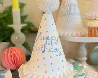 Gorro de fiesta de cumpleaños: 'Feliz cumpleaños', blanco con volantes y pompón