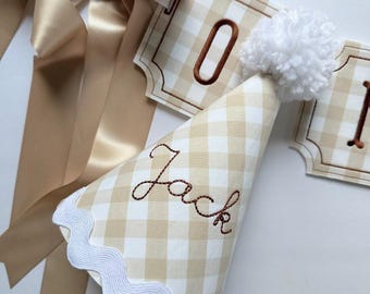 Faixa para cadeirão e chapéu para o primeiro aniversário