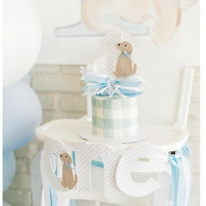 Ein süßer Hochstuhl mit Girlande und Cake Topper