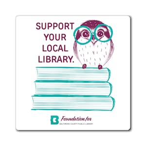 Puede incluir: Apoya a tu biblioteca local. Un imán cuadrado blanco con un búho morado que lleva gafas azules sentado encima de una pila de libros de color turquesa. El texto "Apoya a tu biblioteca local." está en morado. La parte inferior del imán tiene el texto "B Foundation for Baltimore County Public Library."