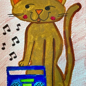 Può includere: Un'illustrazione stravagante di un gatto marrone dorato con orecchie arancioni e guance rosa, accanto a un boombox blu. Note musicali nere fluttuano nell'aria. L'opera d'arte è su uno sfondo rosa strutturato.