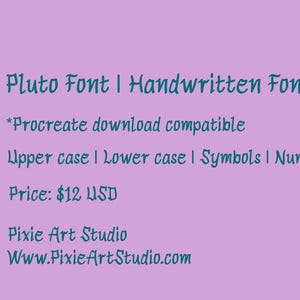 Może przedstawiać: Grafika cyfrowa dla czcionki "Pluto Font | Handwritten Font" w turkusowym skrypcie na lawendowym tle. Tekst wskazuje na kompatybilność z Procreate i zawiera wielkie i małe litery, symbole i cyfry.