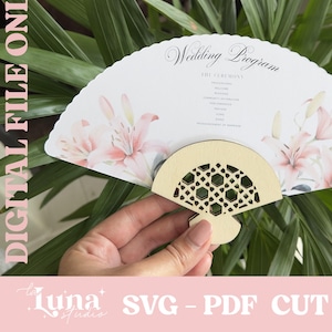 Puede incluir: Un abanico de programa de boda blanco con lirios rosas y un mango de madera. El programa incluye el texto "Programa de boda" y "La ceremonia".
