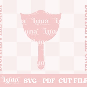 Peut inclure: Un fichier de découpe numérique rose d'un éventail à main avec un motif répété du texte "la Luna studio" sur l'éventail. Le texte "la Luna studio SVG - PDF CUT FILE" est en bas de l'image.