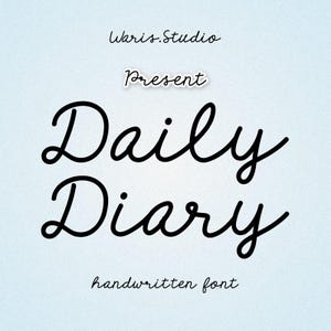 Op de afbeelding: Een lichtblauwe achtergrond met de woorden "Waris.Studio" en "Present" in zwart cursief. De woorden "Daily Diary" staan in grote, vette, zwarte cursieve letters, met "handwritten font" eronder.