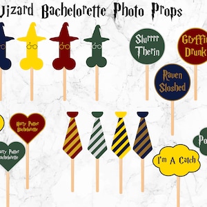 Könnte beinhalten: Ein Set mit 29 Foto-Requisiten zum Thema Harry Potter für eine Junggesellinnenabschiedsparty. Die Requisiten beinhalten eine Vielzahl von lustigen und thematischen Sprüchen, wie "Slurrrr Therin", "Gryffin Drunk", "Raven Sloshed", "I'm A Catch" und "Pott Head". Es gibt auch Requisiten, die die Häuser von Harry Potter zeigen, wie eine gelbe Krawatte mit schwarzen Streifen, eine grüne Krawatte mit weißen Streifen und eine blaue Krawatte mit goldenen Streifen.