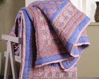 Lila Block Gedruckte Baumwoll Quilt: Wendedecke aus Indien