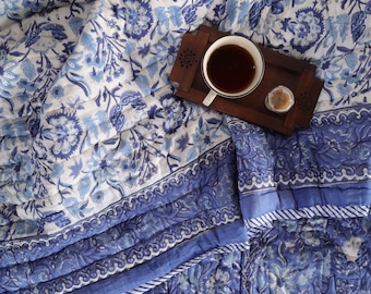 Edredón de algodón estampado a mano: cubrecama reversible con estampado floral azul de Jaipuri