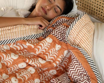 Edredón de algodón marrón con estampado floral a mano: ropa de cama reversible y ligera