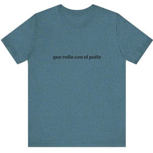Spanish Sayings Unisex Tee, Dicho Mexicano Graphic Tshirt, Que Rollo Con El Pollo Gift, Chistoso Regalo, Funny Tee for Him/Her, Mexican