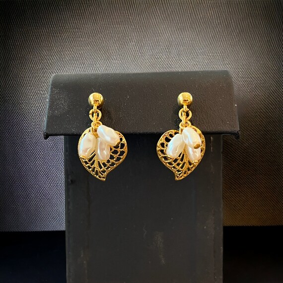 Vintage Avon gold earrings, dainty pearl earrings… - image 3