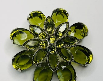 Sxuefang Brooch Stone Green Brooch Inlaid Imitation Pearl Retro Brooch Male and Female Sxuefang Brooch Stone Green Brooch Inlaid Imitation Pearl Retro Brooch Male and Female