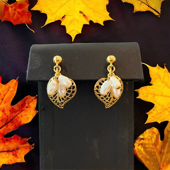 Vintage Avon gold earrings, dainty pearl earrings… - image 5