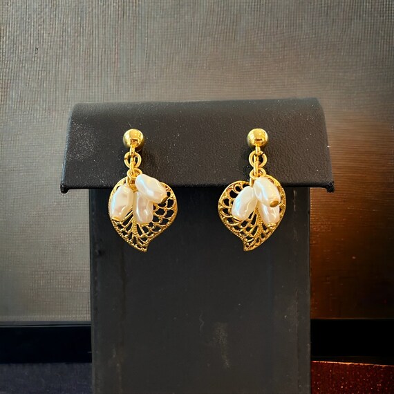 Vintage Avon gold earrings, dainty pearl earrings… - image 1