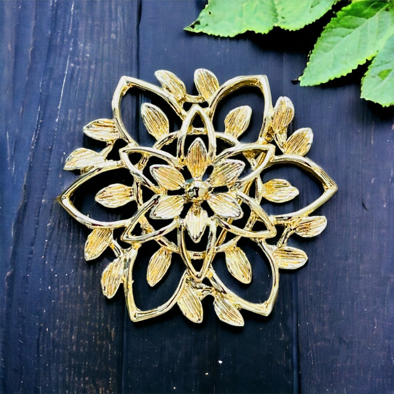 注目ショップ・ブランドのギフト 1960's Brooch, Gold Coventry Sarah Flower Jewelry 1960s Pin, アクセサリー