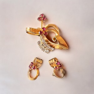 Vintage gold brooch and earring set, 1950’s pink rhinestone jewelry set, mid century vintage jewelry, 1950s gold jewelry