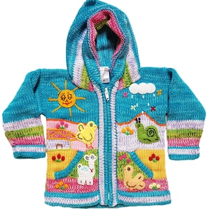 Könnte beinhalten: Ein türkisfarbener Strickpullover mit Kapuze und Reißverschluss. Der Pullover ist mit bunten Stickereien verziert, die einen Sonnenschein, eine Wolke, eine Schnecke, ein Küken, ein Lama und einen Vogel zeigen. Der Pullover hat einen weißen Streifen an der Kapuze und den Ärmeln.