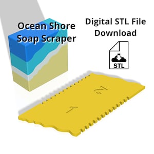 Puede incluir: Un modelo 3D imprimible de un raspador de jabón con forma de escena de playa. El raspador es amarillo y tiene un borde ondulado. El modelo está disponible para descarga digital como archivo STL. El texto "Ocean Shore Soap Scraper" y "Digital STL File Download" es visible en la imagen.