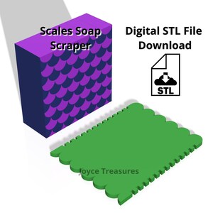 Op de afbeelding: Digitale download van een 3D-printbaar STL-bestand voor een zeepschraper. De schraper is schubvormig en is paars en blauw. De tekst "Scales Soap Scraper" staat op de doos. De tekst "Digital STL File Download" staat aan de rechterkant van de afbeelding.