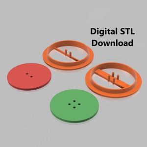 Puede incluir: Tres cortadores de galletas impresos en 3D, uno rojo, uno verde y dos naranjas. Los cortadores naranjas tienen una barra central con agujeros. Los cortadores rojo y verde tienen varios agujeros. Descarga digital STL.