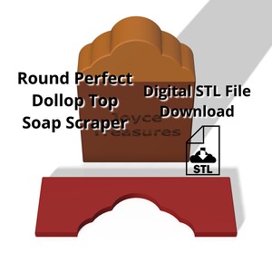 Pode incluir: Um download de arquivo STL digital para um raspador de sabão imprimível em 3D com uma parte superior redonda e abobadada. O raspador é marrom e tem uma borda festoneada. O texto "Round Perfect Dolop Top Soap Scraper" é visível na imagem.