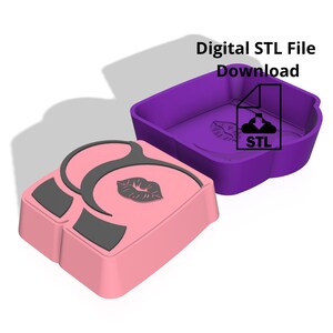 Op de afbeelding: Een 3D-geprinte mal voor het maken van een roze en grijze zeep met een lipontwerp. De mal bestaat uit twee delen, een roze bovenkant en een paarse onderkant. De afbeelding bevat de tekst "Digitale STL-bestand downloaden".