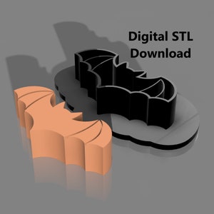Puede incluir: Una descarga digital de un archivo STL para un cortador de galletas de murciélago imprimible en 3D. La imagen muestra un cortador de galletas de murciélago naranja impreso en 3D y el archivo STL negro.