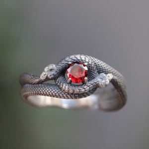 Anello in argento 925 con serpente in pietra rubino, serpente simbolo della salute, serpente che si nutre di sé in argento sterling 925, anello in argento ossidato con serpente smeraldo