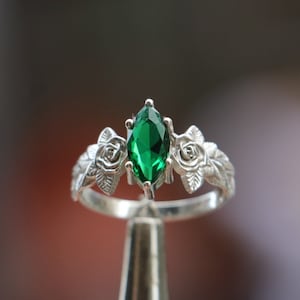 Pierścień ze srebra próby 925k Marquise Emerald, srebrny pierścień ze szmaragdem, pierścionek zaręczynowy, wyjątkowy pierścionek zaręczynowy, pierścionek ze szczegółami szmaragdowej róży, prezent dla niej