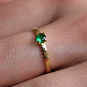 Minimalistischer Smaragd Solitär Ring, 14k Gold Delikat Band, Geburtsstein