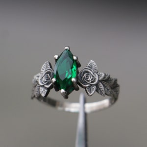 Anello Marquise in argento 925 con foglia di rosa e smeraldo, anello con fiore di smeraldo, anello in argento con pietra verde, anello di fidanzamento alternativo con smeraldo, anello con smeraldo