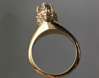 Anillo Medusa chapado en oro de 14k, joyería artesanal inspirada en la mitología griega.
