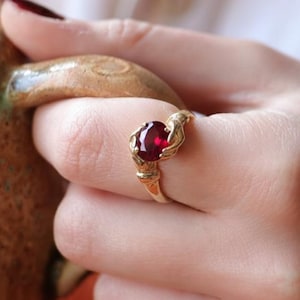 Rubin Hände Sterling Silber Ring, Handring, Rubin 925 Sterling Silber Ring, Symbol des Lebens Schmuck, Umarmungsring, Rubinring, Rubin Geschenk für sie