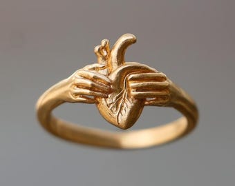 Anillo anatómico de corazón y manos en oro, plata de ley 925
