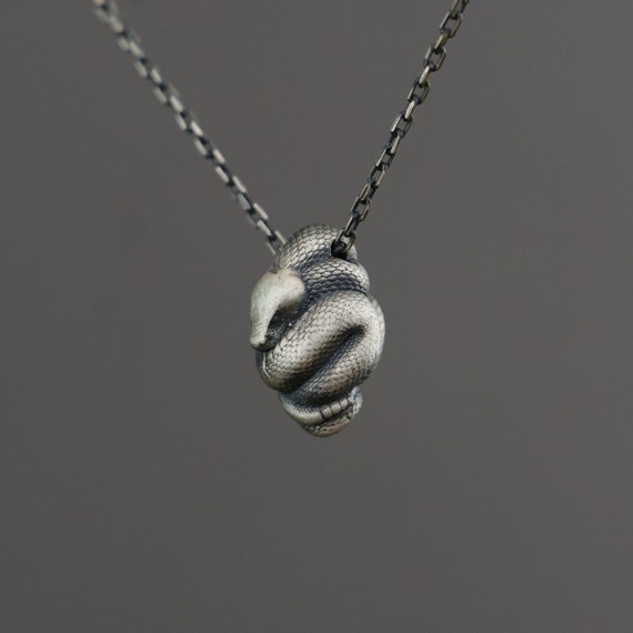 Collana con ciondolo con medaglia ovale serpente in argento, collana di animali personalizzata per marito, collana regalo incisa per papà - Italia