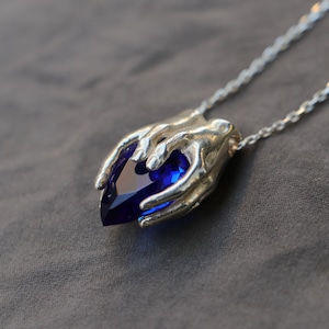 Colgante de mano de zafiro en plata de ley 925, colgante con diseño de manos en plata de ley 925, collar único de zafiro en plata de ley 925, plata de ley 925 imagen 1