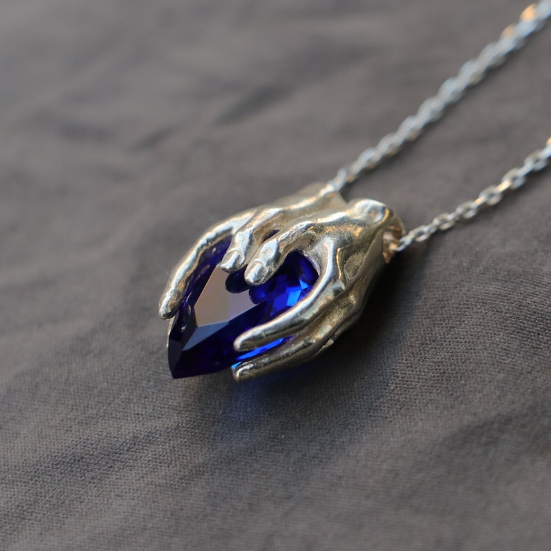 Colgante de mano de zafiro en plata de ley 925, colgante con diseño de manos en plata de ley 925, collar único de zafiro en plata de ley 925, plata de ley 925 imagen 1