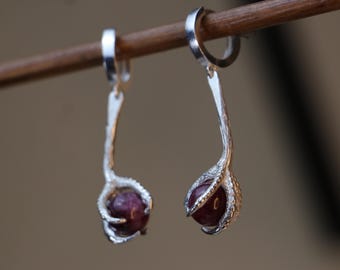 Pendientes de plata de ley hechos a mano con forma de garra y granate natural en forma de lágrima.